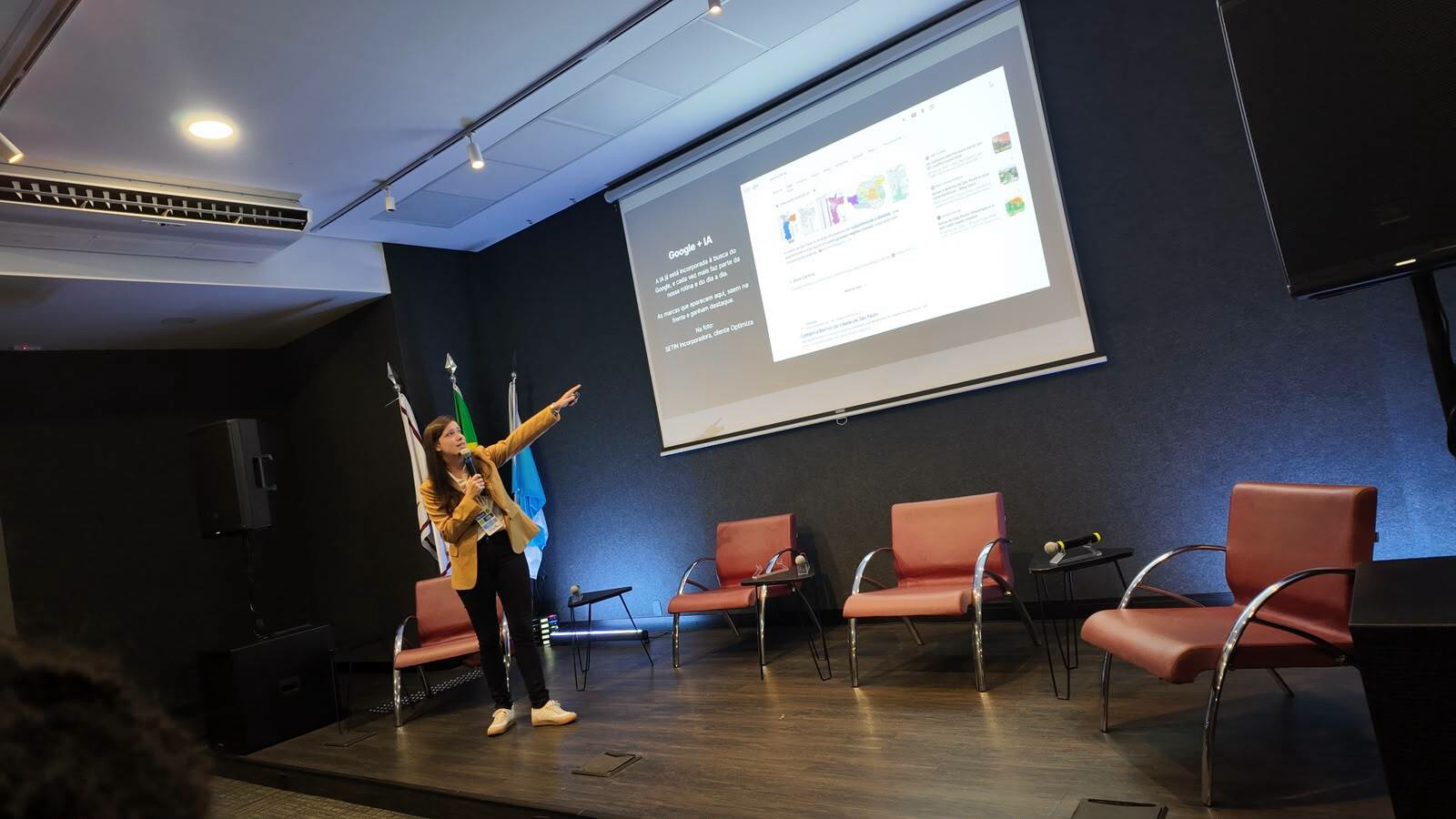 Julia Neves, da Optimiza, palestrando no evento O futuro do Marketing com IA, da Abradi Rio e ESPM