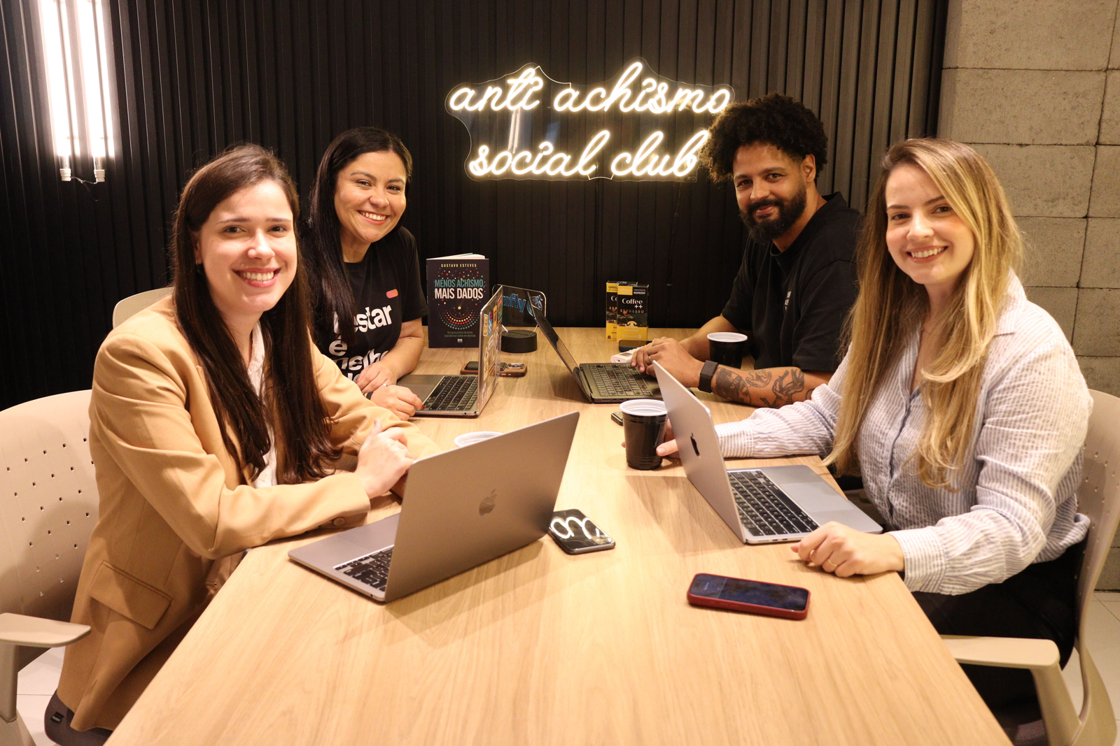 Reunião entre os times da CRO Brasil, Métricas Boss e Optimiza Marketing no escritório da Métricas Boss, no Rio de Janeiro